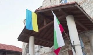 Партийни активисти свалиха украинското знаме от храм в Несебър