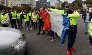 Над 400 души са пострадали при протести във Франция