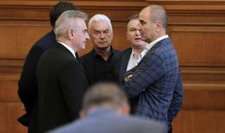 Сидеров поиска оставката и на Каракачанов