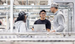 Tesla съди двама служители за огромно изтичане на лични данни