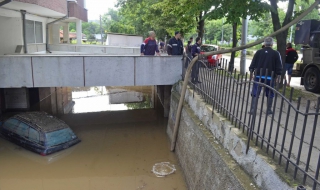 Нов проливен дъжд превръща Добрич в бедстваща Венеция (обновена)