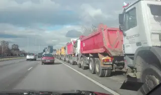 Македонски превозвачи блокират преминаването на камиони по границите с България, Гърция, Албания и Косово