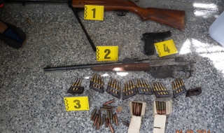 Иззеха оръжие, боеприпаси и старинни предмети от къща в Лозарево