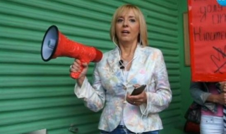 Мая Манолова грабна мегафона на протеста