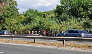 Заловиха голяма група нелегални мигранти край Бургас