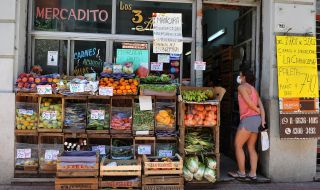 Инфлацията докара аржентинците до просешка тояга