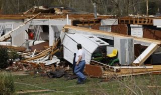 Торнадо нанесе щети на жилищни сгради и отне живота на един човек