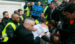 Служители на Air France се опитаха да линчуват шефове на компанията