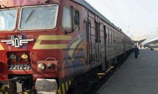 Локомотив на пътнически влак се запали край Мездра