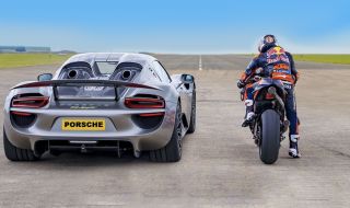 Най-мощното Porsche се изправя срещу състезателен мотор (ВИДЕО)