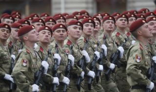 Танкове и десетки хиляди войници: Русия се готви да нахлуе в Украйна? - 1
