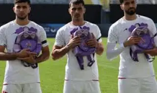 Националният тим по футбол на Иран показа училищни чанти в знак на протест СНИМКА