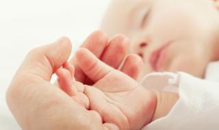 Новородено бебе втрещи лекари и акушерки (СНИМКА)