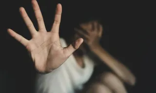 Задържаха мъж, хвърлял камъни по жена си в Стара Загора
