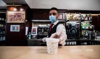 Коронавирус: В Италия отново пият кафе навън. В Норвегия всички тръгват на училище