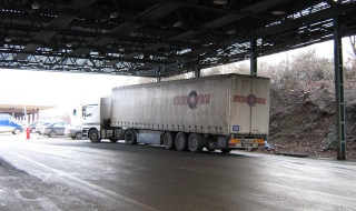 Четирима нелегални емигранти спипаха в камион