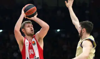 Александър Везенков беше най-резултатен при разгромна победа на Олимпиакос