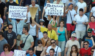 Областният на Пловдив финтира протестите и влезе в кабинета си