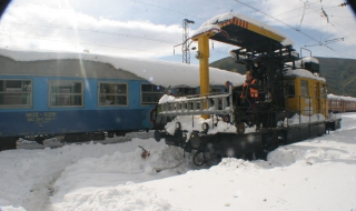 Извеждат пътниците от закъсали влакове и автомобили