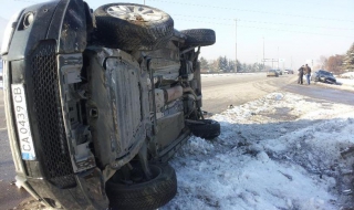 Мощен джип излетя от пътя, блъснат от BМW