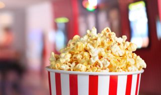 Киносалон дава на посетителите си неограничено количество пуканки (ВИДЕО)