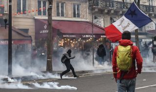 Задържаните по време на протестите във Франция вече са 457