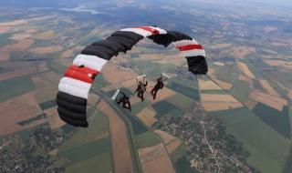 Международни парашутисти тренират у нас СНИМКИ