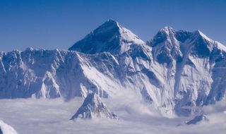 Първа група от туристи пристигнаха на Еверест
