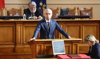 Костадинов: България подивява, а ние се занимаваме кой ще бъде председател на НС