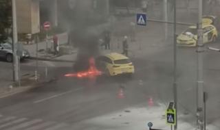 Такси пламна след удар с трамвай (ВИДЕО)