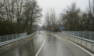 Пътищата са мокри на места