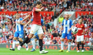 Юнайтед разгроми Уигън с 4:0, дебютанти бележат