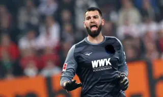 Вратар в Чехия прехвърли стадиона и прати топката в нечия тераса (ВИДЕО)