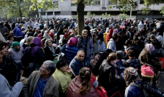 Хиляди бежанци заляха Словения