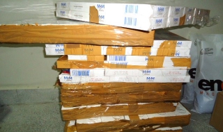 Контрабандни цигари в кутии с обувки