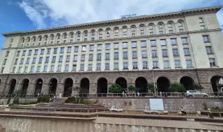 Мъж обикаля чисто гол жълтите павета в час пик (Снимка)