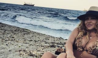 Селфи на фолк певицата Рени показа тъжната реалност на родното Черноморие