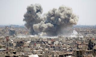 Сирийски бойни самолети бомбардираха Идлиб, най-малко 15 души загинаха