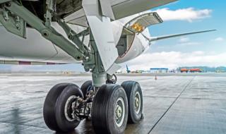 Нелегален падна от колесника на самолет в Лондон