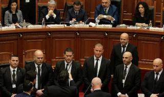 Депутатите в Албания намалиха заплатите си наполовина