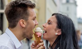 Вижте забавно ВИДЕО с неочакван край на влюбени, които ближат сладолед