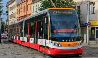 Такси остана заклещено между трамвай и кола