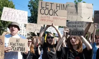 Политическата ситуация в Украйна: Правителствена криза, улични протести и рокади в отбраната ОБЗОР