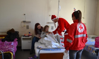 БЧК зарадва болни деца за Коледа и Нова година