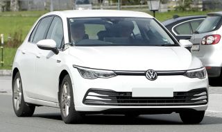 Фотошпиони снимаха новия Golf с огромен дисплей в интериора
