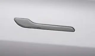 След критиката за безопасността, Tesla ще замени скритите дръжки на вратите