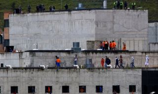 Задържаха 57 надзиратели и полицаи като заложници в еквадорски затвор