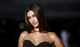 Хейли Бийбър показа прашки под рокля с гол гръб