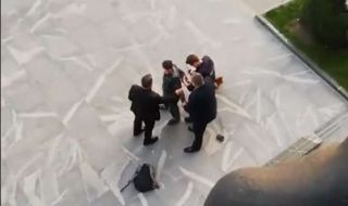 Мъж, недоволен от локдауна, тръгна с резачка към парламента (ВИДЕО)