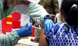 Ваксинираха 180 000 души от рискови групи